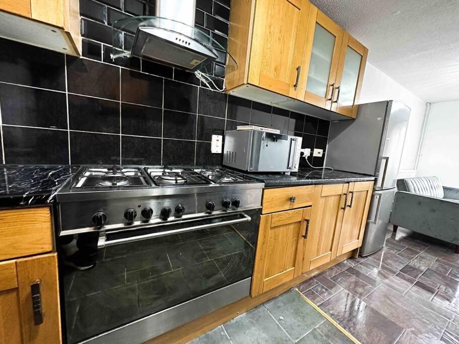 New! 4 Bedroom London House With Garden And Lawn Экстерьер фото